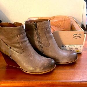 Kork-Ease boots size 6.5. Color Gray